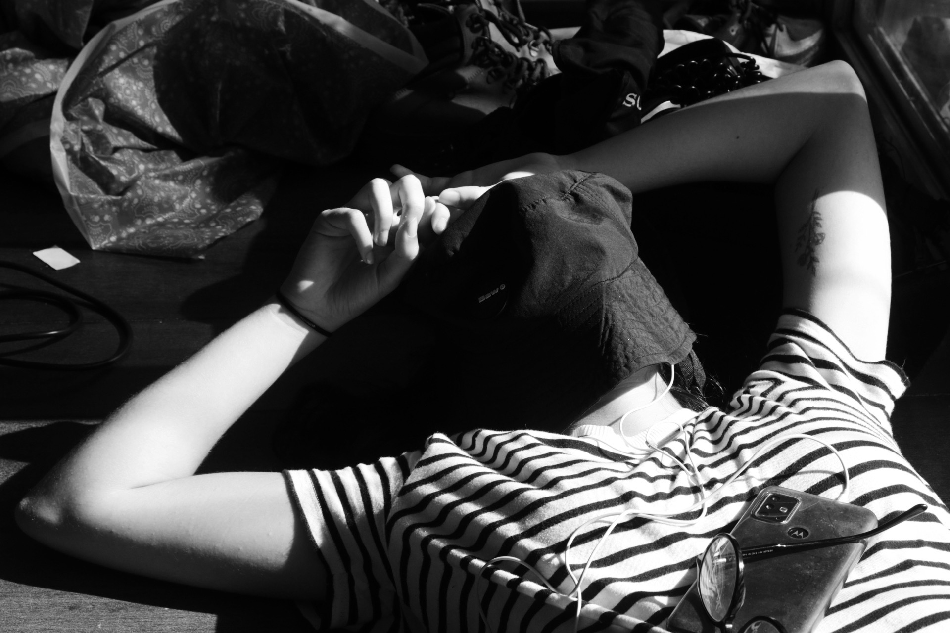 Mulher descançando no chão