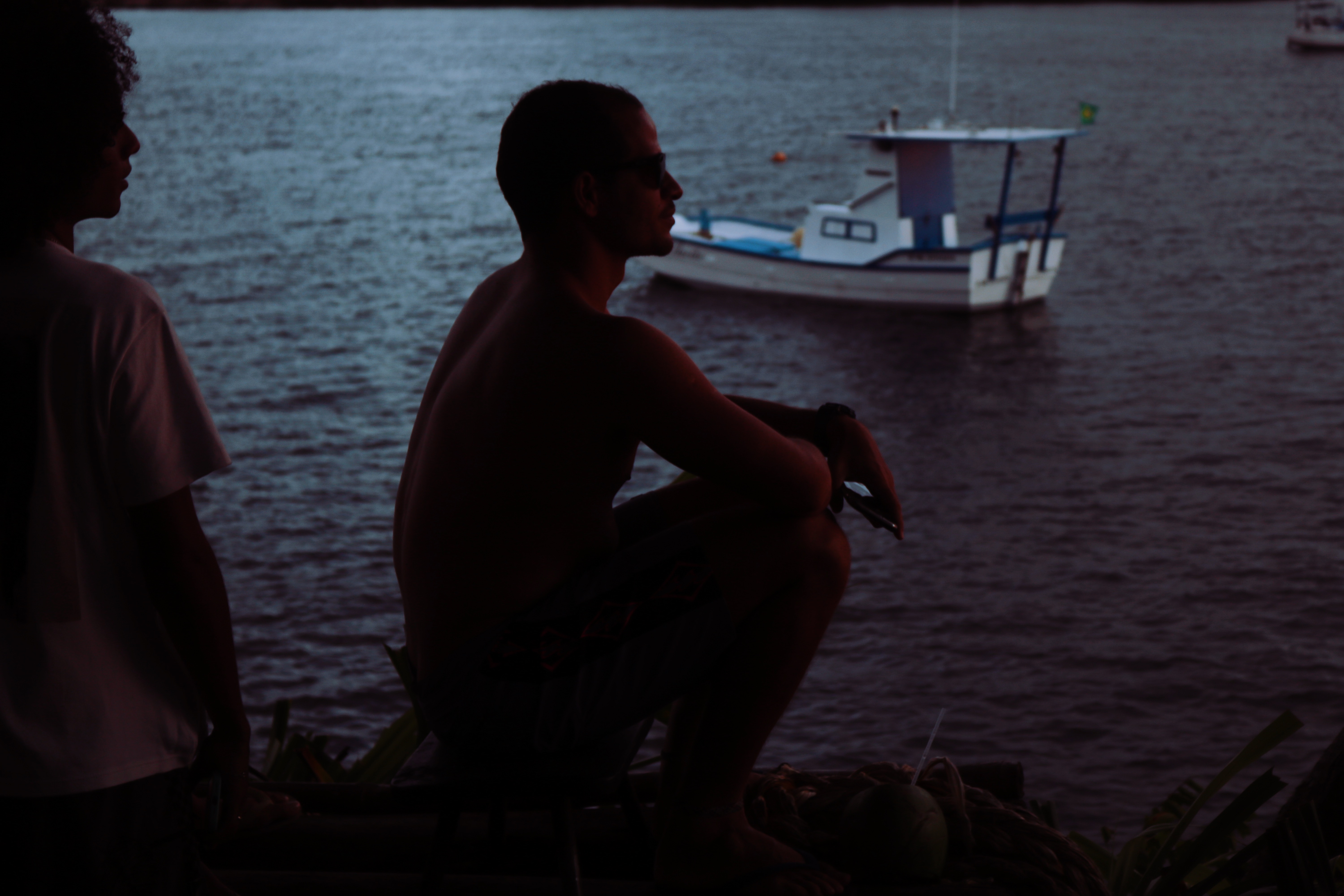 Homem olhando o pôr do sol