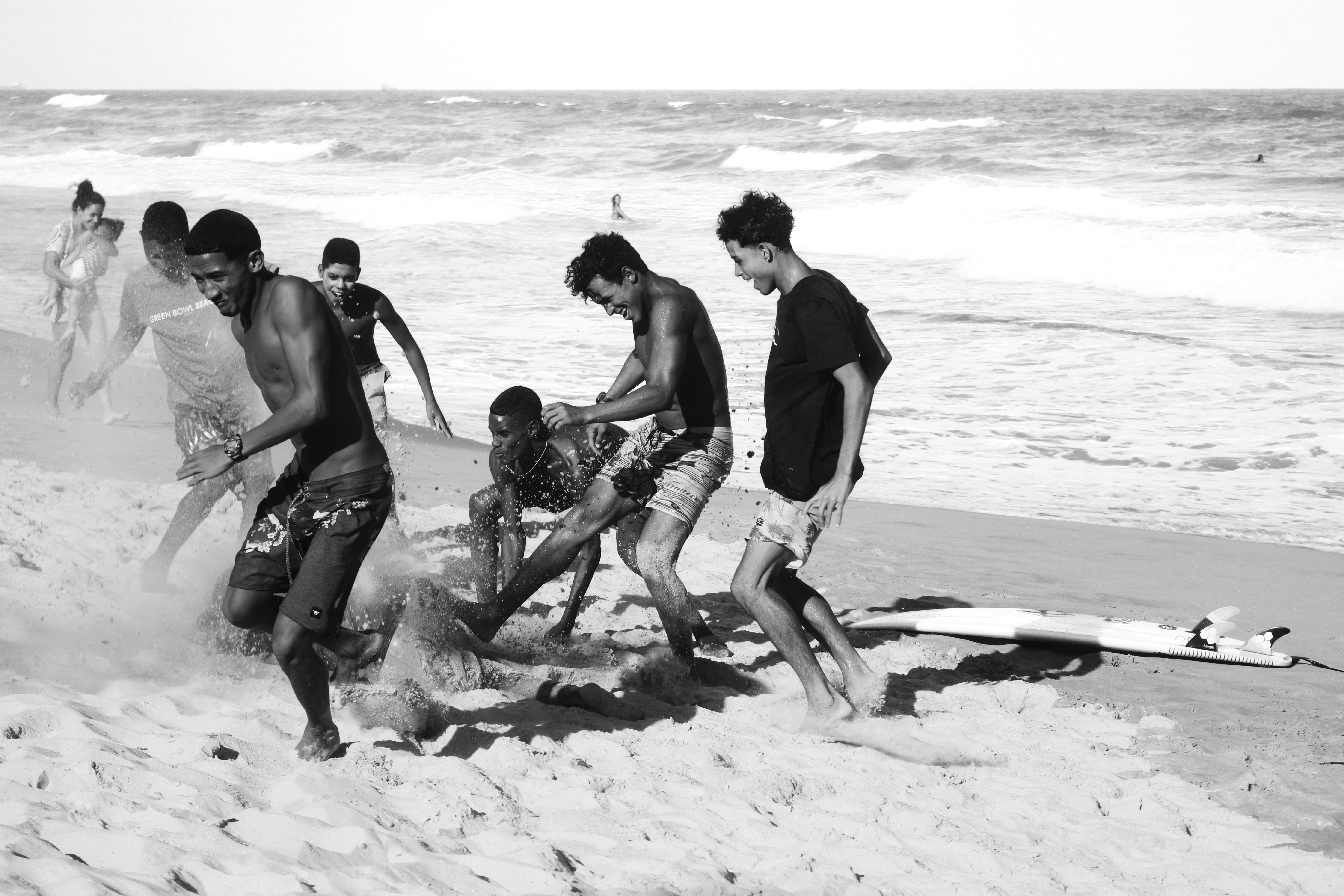 Homens comemorando uma vitória na praia